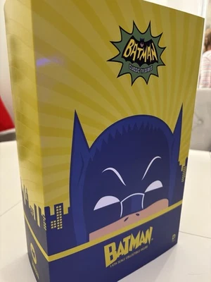 BATMAN CLASSIC TV SERIES FIGURA HOT TOYS ESCALA 1/6 SHOW LATERAL 1966 ABERTA COMPLETA - Imagem 1 de 4