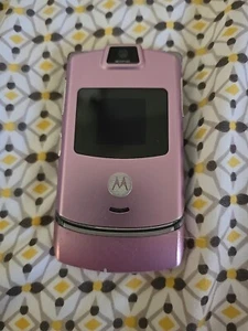 Motorola RAZR V3m - Telephono flip cellulare parti rosa e argento non testate molto raro - Foto 1 di 3