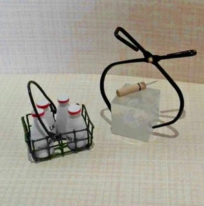Botellas de leche en miniatura para casa de muñecas en cesta de alambre con bloque de hielo, picos y pinzas 1:12 - Imagen 1 de 2