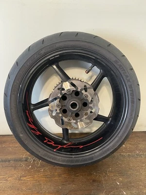 2006 雅马哈 YZF R1 后轮轮毂原始设备制造商普利司通 2005 2004 — 第 1/4 张图片