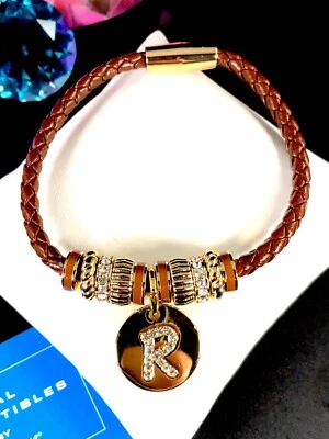 全新带盒 正品收藏品 ADRIENNE 棕色皮革水晶字母 'R' 小饰品手链 — 第 1/4 张图片