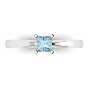 Anillo de compromiso solitario de diamantes azules simulados de princesa de 0,5 quilates, oro blanco de 14 quilates - Imagen 1 de 11