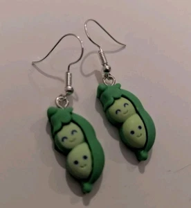 Orecchini in resina verde due fagioli in un pod - Foto 1 di 1