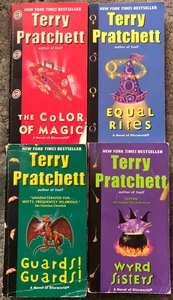 Terry Pratchett Bücher, 4 Stück, Farbe der Magie, Gleiche Riten, Wyrd Schwestern - Bild 1 von 7