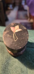 Portapillole con coperchio in pietra ollare con intarsio floreale in madreperla 2X1,5X1,25" - Foto 1 di 10