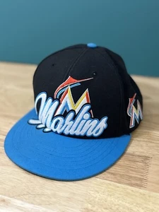 Gorra con tirantes negra/azul marca '47 de béisbol logotipo MLB de los Miami Marlins - Imagen 1 de 4