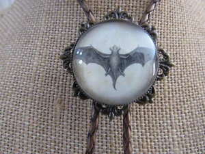 Collana Cravatta Pipistrello Cameo Bolo Gotica Halloween Cravatta Gioielli N5902 - Foto 1 di 4