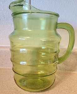 Brocca acqua/bevande modello anello impilato Saturno vetro verde vintage, vaso - Foto 1 di 9