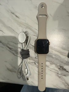 Apple Watch SE 40 mm Pink Silicone With Apple - Photo 1 sur 5