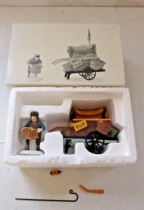 Dept 56 Heritage Village Collection Chelsea Market Fruit Monger & Cart Scatola di Natale - Foto 1 di 3