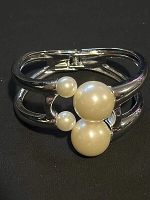 Коренастый кремовый жемчуг и серебро металлический на петлях манжеты браслет уникальный - новый без ЯРЛЫКОВ - Изображение 1 из 3