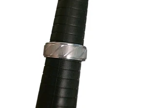 Anillo de banda grabada en tono plateado talla 11 para hombre alianza boda acero inoxidable - Imagen 1 de 3