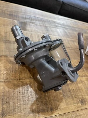 Cuerpo de bomba de combustible modelo C 1930 Chrysler serie 70 77 CA #855271 brazo #5483 Foto 1 de 4