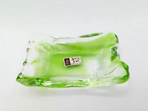 Plato modernista Ryukyu Glass Village verde remolino transparente agrietado de forma libre  - Imagen 1 de 14
