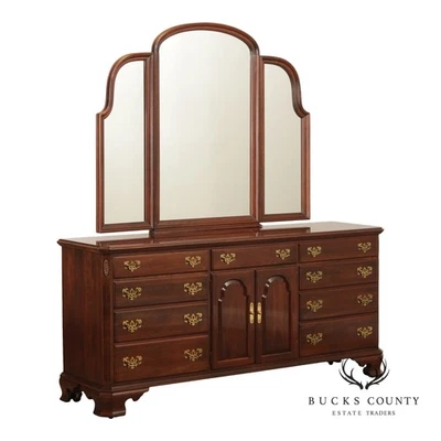 Cómoda de corte georgiana Ethan Allen con espejo triple pliegue Foto 1 de 4