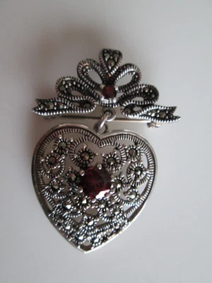 PIN CORAZÓN GRANATE PLATA ESTERLINA Foto 1 de 4