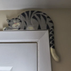 Statuina gatto che dorme strisce nere in legno vintage scaffale telaio porta sitter Whimsey - Foto 1 di 6