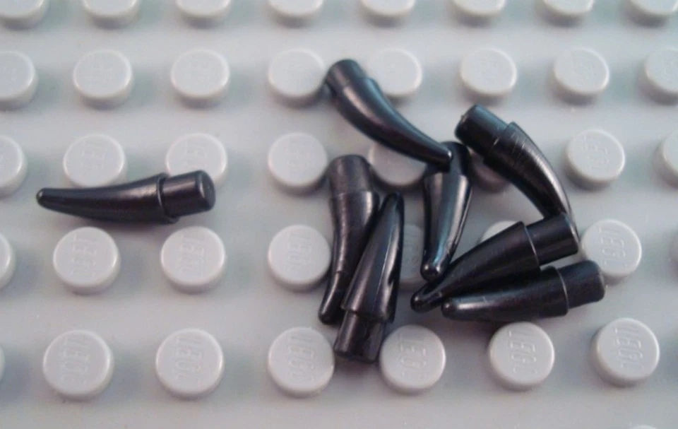 Lote LEGO de 8 farpas pretas de capacete de chifres de animais pequenos - Imagem 1 de 1