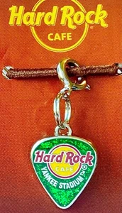 2022 HARD ROCK CAFE YANKEE ESTADIO VERDE BRILLANTE GUITARRA PÚA LOGOTIPO CON GANCHO - Imagen 1 de 1