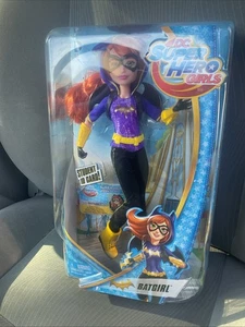 DC Super Hero Girl Batgirl 12" Actionfigur mit Schulausweis kleiner Kartonschaden - Bild 1 von 4
