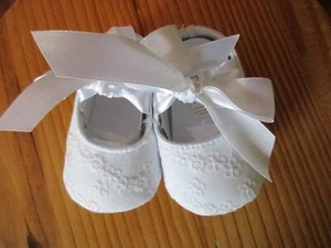 Weisse Babyschuhe für z.B. Taufe, Gr. 62/68 , bestickter Stoff, neu & unbenutzt - Bild 1 von 4