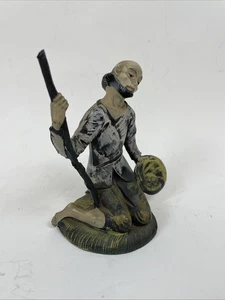 Estatuilla de hombre campesino pintada a mano de resina vintage hecha en ITALIA - Imagen 1 de 9