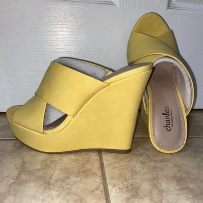 Nueva Sandalia de Cuña Charles by Charles David Amarilla Micro Gamuza 8.5M Foto 1 de 4