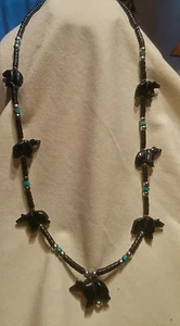 Southwestern schwarzer Onyx Fetisch Bär Halskette mit schwarzem Jet, Türkis & Silber  - Bild 1 von 11