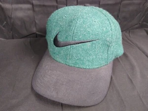 Nike bestickte Wollmischung Mütze Lederriemen verstellbar, Karo Swoosh, flauschig - Bild 1 von 12