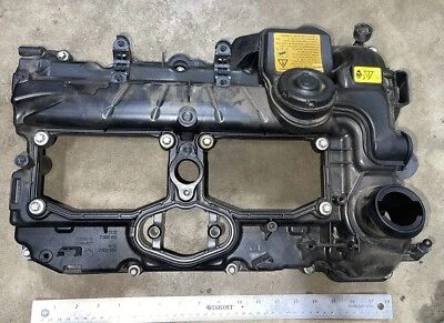 2014 BMW 320i 2.0L Engine Valve Cover 7633630 - Image 1 of 3