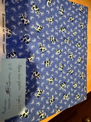 Pequeñas vacas blancas y negras sobre edredón azul de algodón, impresión Cranston funciona 2 yardas.22" Foto 1 de 4