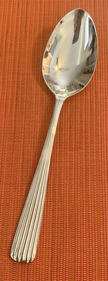 "Cuchara sopera de acero inoxidable brillante 18/10 patrón fascinación Hoffritz 7-5/8"" China" Foto 1 de 4