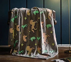 UNICORNIOS Y ESTRELLAS BRILLAN EN LA OSCURIDAD Niños Cozy Fun Soft Throw Blanket 50x60 in - Imagen 1 de 4