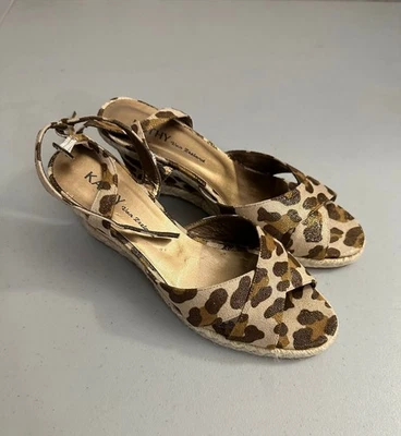 Sandalias de cuña alpargata de leopardo Kathy Van Zeeland para mujer 8,5 m con hebilla de estrás Foto 1 de 4