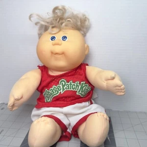 Cabbage Patch Kid Puppe Vintage blaue Augen mit Sportshirt und Shorts - Bild 1 von 10