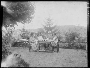 Plaque verre photo ancienne négatif noir et blanc 9x12 cm repas famille vintage - Photo 1 sur 2