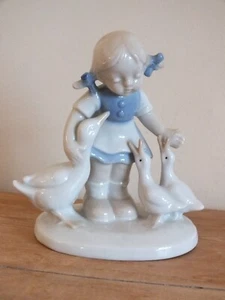 La jeune fille aux oies, figurine en porcelaine allemande signée GH - Foto 1 di 6