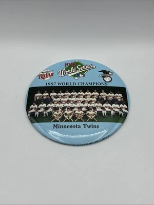 1987 MINNESOTA TWINS WORLD CHAMPIONS TEAM PHOTO PIN BACK BUTTON - Image 1 of 4