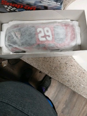 Elliott Sadler Dodge 2007 concesionarios capó abierto NASCAR diecast 1:64 Foto 1 de 3