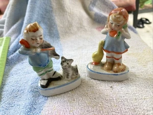"Estatuillas pintadas a mano bisque niño con perro, niña con pato Japón 3,5"" de colección" - Imagen 1 de 8