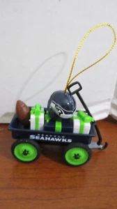 NFL SEATTLE SEAHAWKS WAGON mit GESCHENKEN, FOOTBALL & HELM Weihnachtsschmuck - Bild 1 von 3