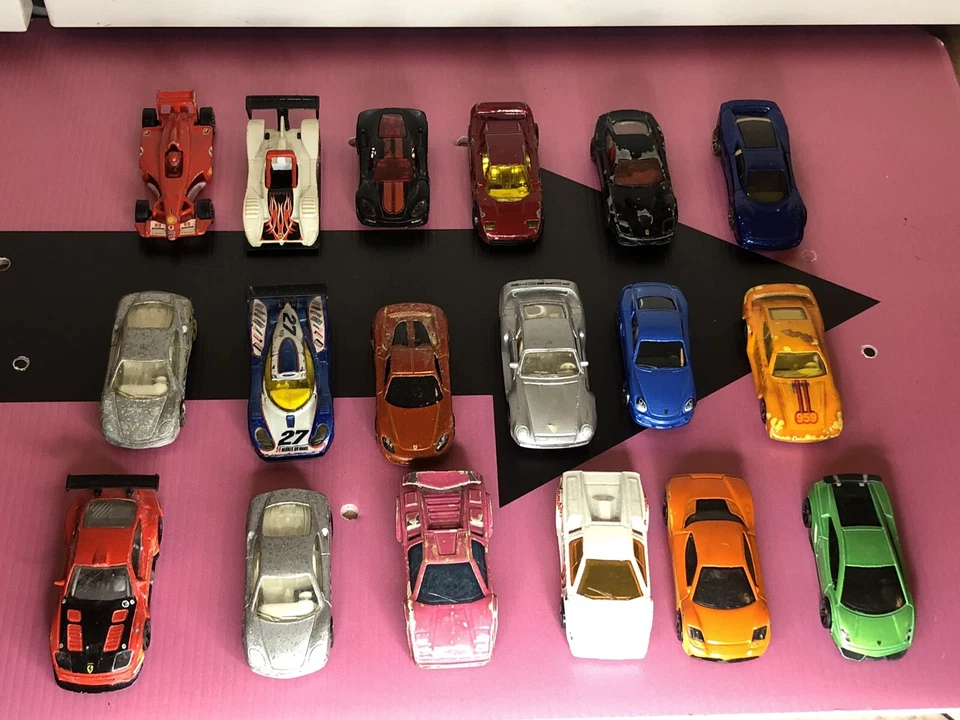 Hot Wheels Lotto Ferrari Porsche Lamborghini 18 Cars - Immagine 1 di 4