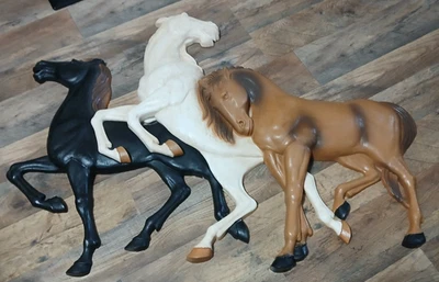 Placa de pared de caballo Burwood 500 Mustangs. 35"X24". En muy buen estado. Wild 3D MCM 1973 vintage. Foto 1 de 3