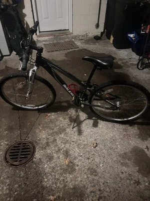 Bicicleta Raleigh negra con portabotellas de agua, 3 marchas delanteras y 7 marchas traseras Foto 1 de 3