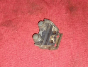 CR250R HONDA 1987 FRONT BRAKE HOSE CLAMP HOLDER - Picture 1 of 3