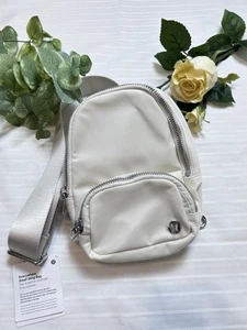 Neu mit Etikett $ 88 lululemon Everywher Sling Bag klein - LTIV hellelfenbein - Bild 1 von 7