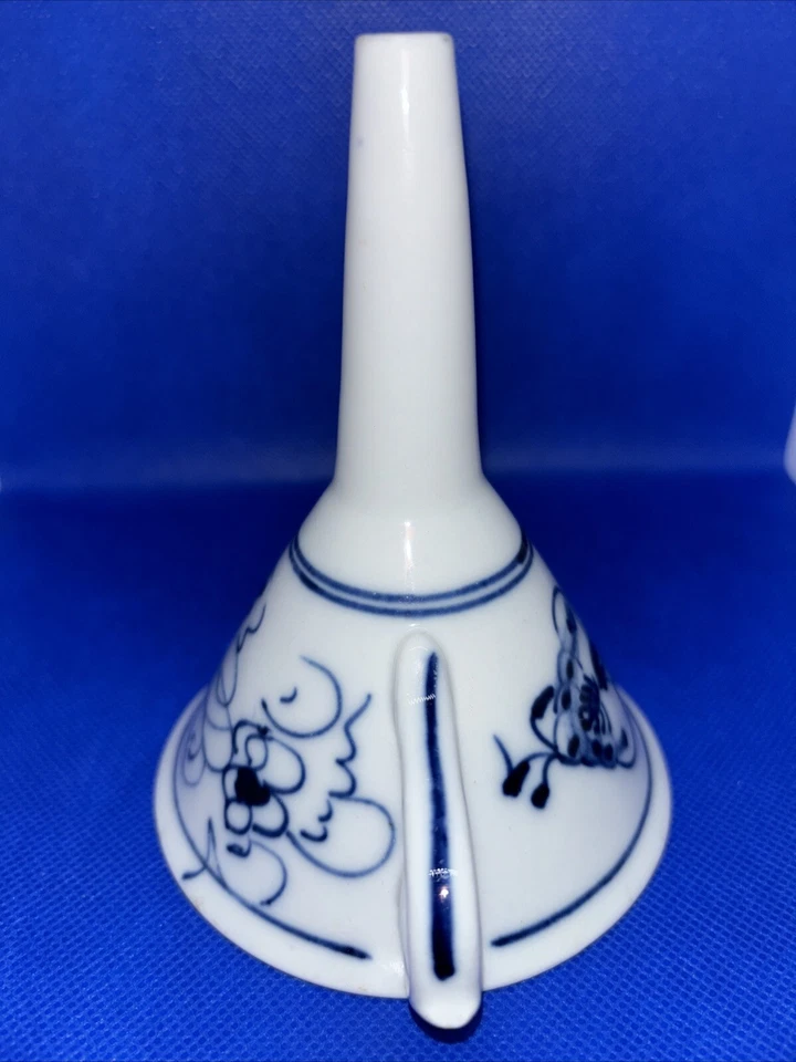 Funil de porcelana floral cebola azul vintage 4,75 pol. pintado à mão com alça - Imagem 1 de 4