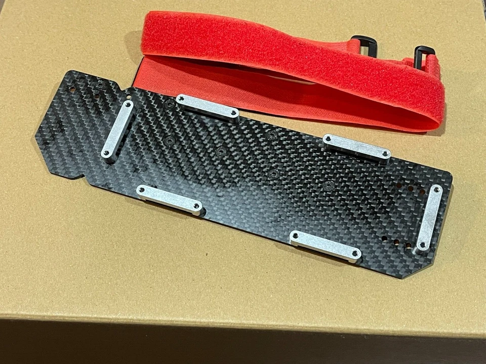 Bandeja de batería de fibra de carbono BANDEJAS DE BATERÍA PARA Arrma Typhon 6s BLX Foto 1 de 4