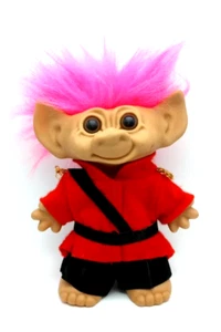 Muñeca Troll Canadian Mounty 8" Vintage Uneeda Wishnik con Pelo Rosa - Imagen 1 de 7