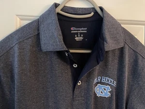 Polo Champion UNC Tarheels Manga Corta, Para Hombre Talla Pequeña - Imagen 1 de 4